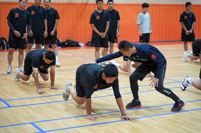 El entrenador Miyamoto Takeshi y los jugadores que participaron en el programa de transferencia de técnicas de entrenamiento S&C. /Foto=Federación Coreana de Béisbol y Softball