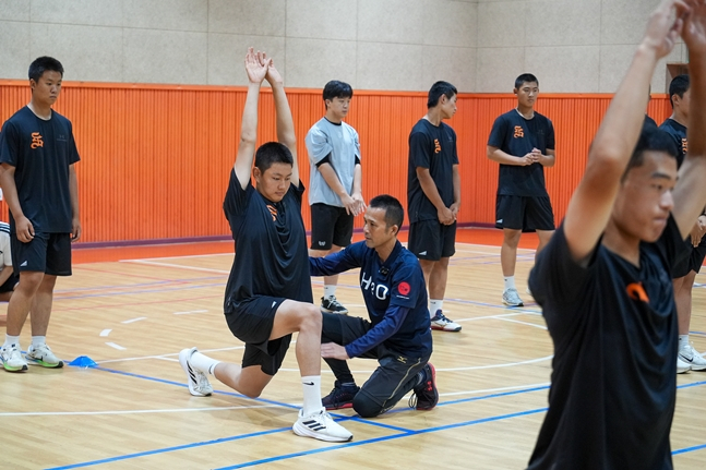 El entrenador Miyamoto Takeshi y los jugadores que participaron en el programa de transferencia de técnicas de entrenamiento S&C. /Foto=Federación Coreana de Béisbol y Softbol