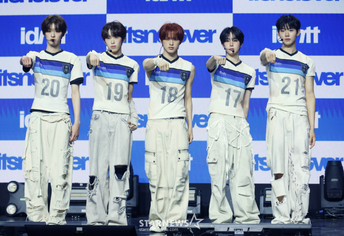 Chiều 13/4, nhóm nhạc Identity Unit Itsnotover đang tạo dáng tại showcase kỷ niệm phát hành mini album vol.3 Itsnotover diễn ra tại Blue Square, Yongsan-gu, Seoul. /2026.07.13 /Ảnh = Photoguy@ Lee Dong Hoon