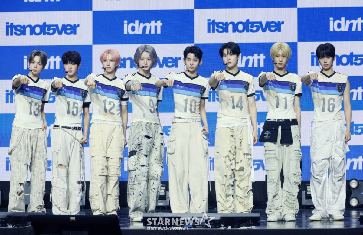 Chiều 13/5, nhóm nhạc Identity Unit Yesweare đang tạo dáng tại showcase kỷ niệm phát hành mini album vol.3 Itsnotover diễn ra tại Blue Square, Yongsan-gu, Seoul. /2026.07.13 /Ảnh = Photoguy@ Lee Dong Hoon