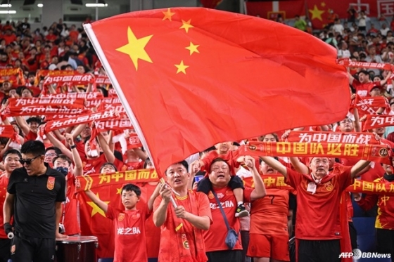 Fans cheering for the Chinese national team. /AFPBBNews=NEWS1