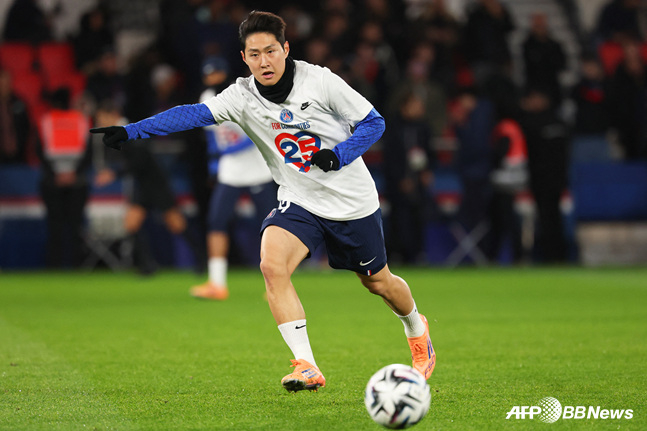 Lee Kang-in warming up before a match. /AFPBBNews=NEWS1