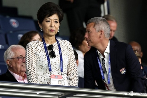 Michelle Kang (left) watches the Olympique Lyonnais Féminin match. /AFPBBNews=NEWS1