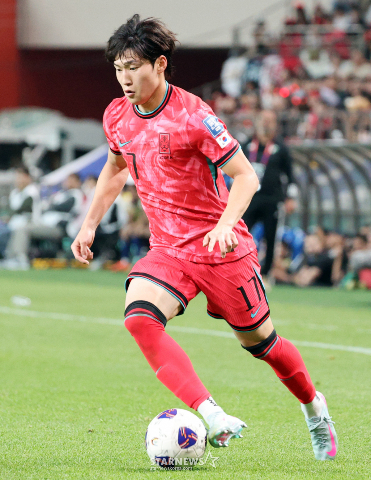 Bae Jun-ho attempts a dribble during the final match of the North American World Cup qualifiers against Kuwait at Seoul World Cup Stadium. /Photo=Senior reporter Kang Young-jo