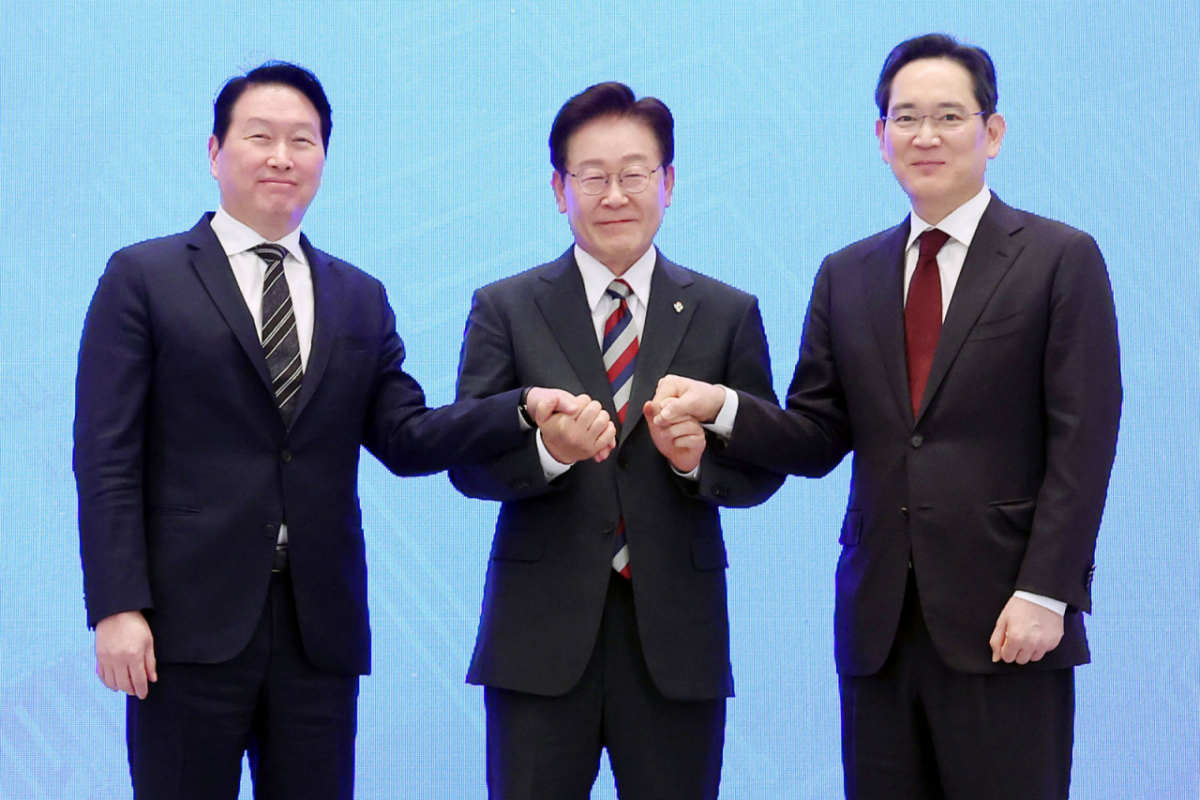 President Lee Jae-myung and Lee Jae-yong (right), Chairman of Samsung Electronics, along with Choi Tae-won, Chairman of SK Group, pose for a commemorative photo at the 'Republic of Korea's Great Leap Forward: Three Mega Projects National Report Meeting' held last month at the Cheong Wa Dae Guest House./Photo provided by NEWSIS