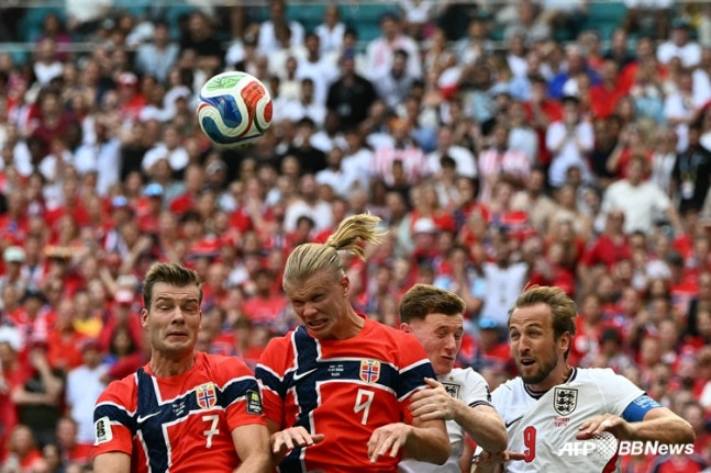 Aleksandar Sjolund (left) and Erling Haaland (center). /AFPBBNews=NEWS1