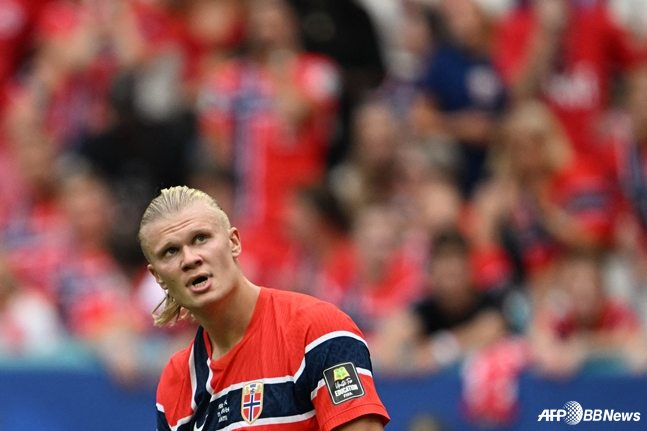 Erling Haaland looking up at the sky during the 2026 FIFA North American World Cup quarterfinal match held at Miami Stadium, Florida, USA, on the morning of the 12th (Korean time). /AFPBBNews=NEWS1