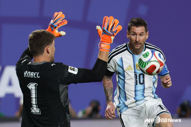Lionel Messi (derecha). /AFPBBNews=NEWS1