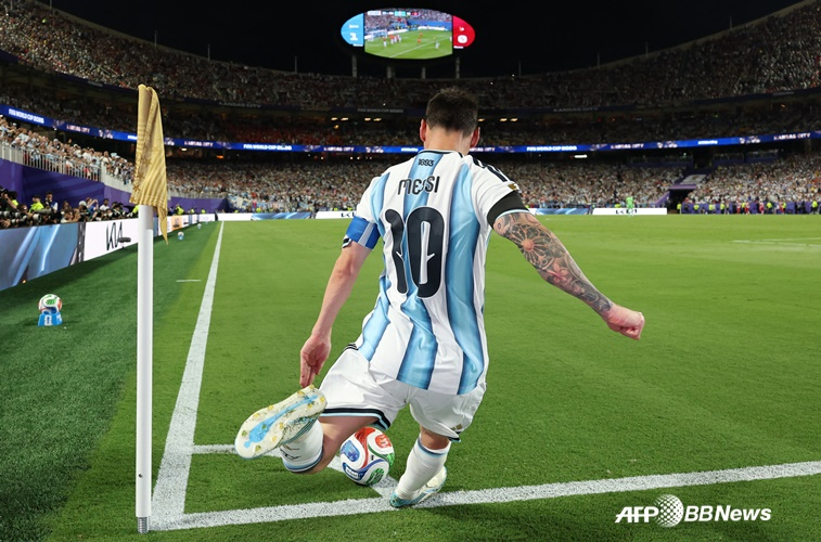 Lionel Messi está lanzando un tiro de esquina. /Foto=AFPBBNews=News1