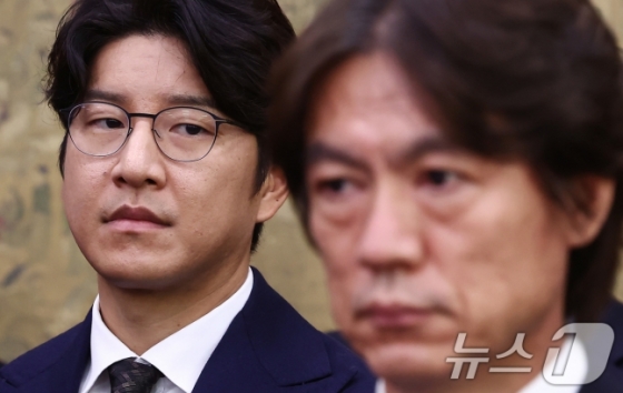 Park Ju-ho, a committee member, is looking at coach Hong Myung-bo. /Photo=NEWS1