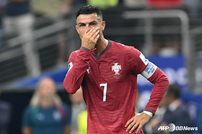 北中米W杯で決勝トーナメント進出を逃した後、がっかりした表情を見せるクリスティアーノ·ロナウド。 /AFPBBNews=ニュース1