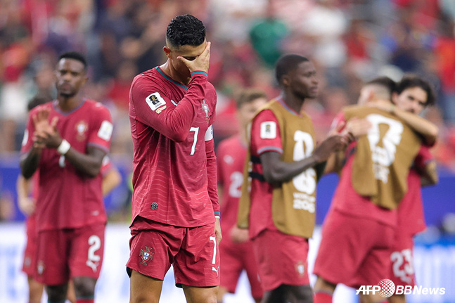 北中米W杯で脱落すると、ポルトガルのクリスティアーノ·ロナウドが頭を下げている。 /AFPBBNews=ニュース1
