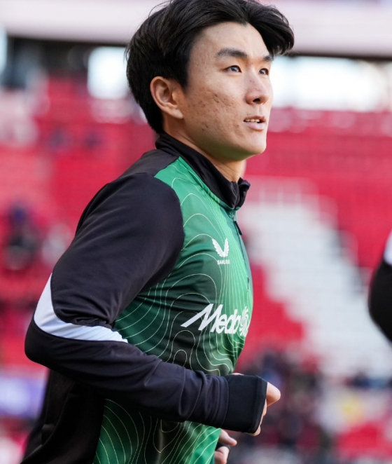 Hwang In-beom warming up before a match. /Photo=Archived from Feyenoord's official SNS