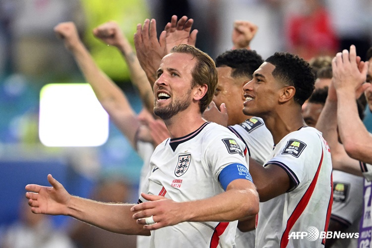 Harry Kane (center), forward for the England national football team. /AFPBBNews=NEWS1