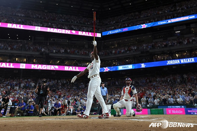 St. Louis Cardinals Jordan Walker đang đánh một cú homerun trong trận đấu All-Star 2026 MLB diễn ra tại Công viên Ngân hàng Citizen ở Philadelphia, Pennsylvania, Mỹ vào ngày 14. /AFPBBNews = Tin tức 1