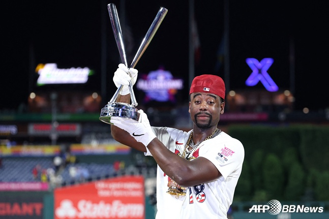 St. Louis Cardinals Jordan Walker đã giành chiến thắng trong trận đấu All-Star 2026 MLB tại Công viên Ngân hàng Citizen ở Philadelphia, Pennsylvania, Hoa Kỳ vào ngày 14 và đang nâng chiếc cúp lên. /AFPBBNews = Tin tức 1