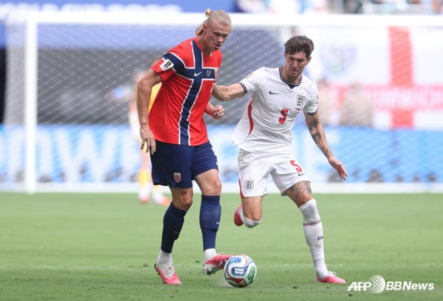 Elling Holland (trái) và John Stones. /AFPBBNews=Tin tức 1