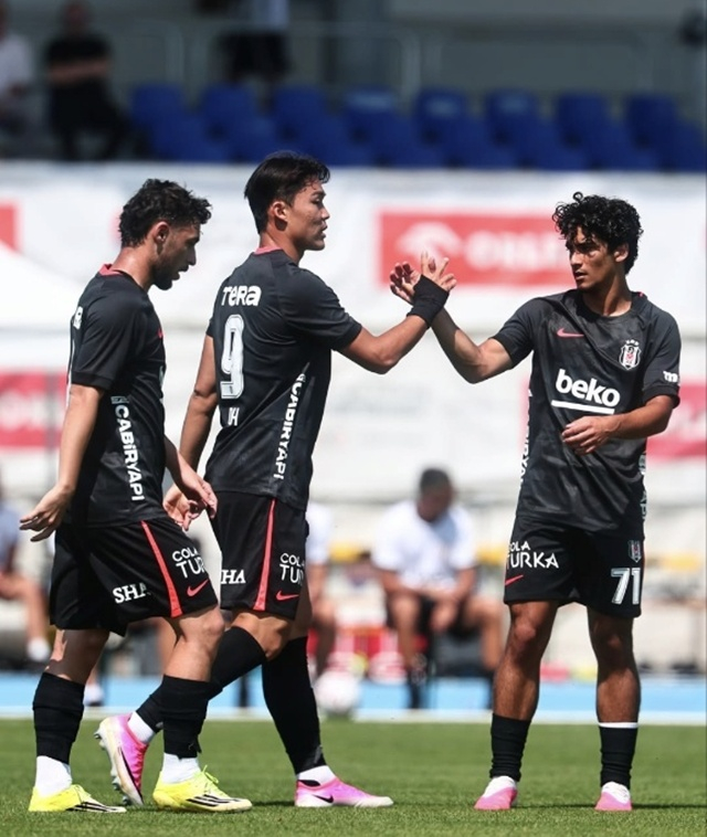 Besiktas teammates celebrate Oh Hyun-kyu (center)'s goal. /Photo=Besiktas SNS