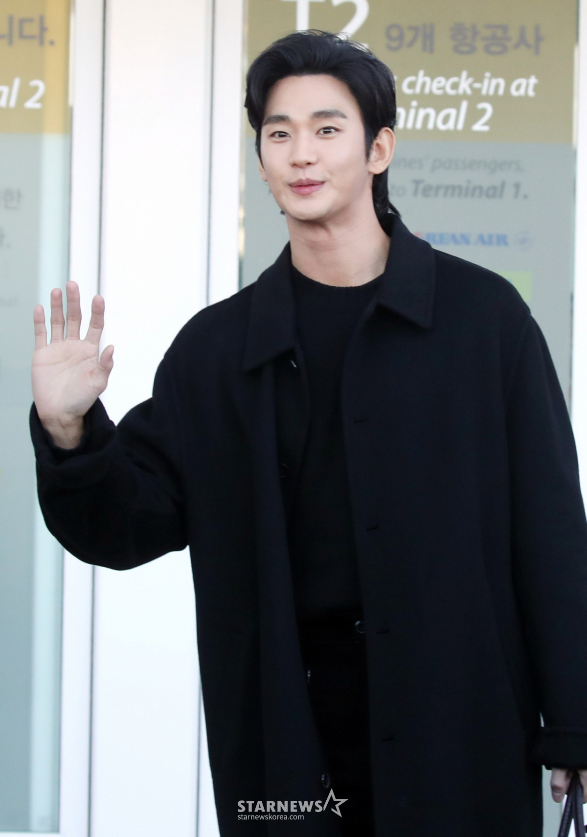 演员金秀贤为参加在意大利米兰举行的"PRADA FW25 UOMO FASHION SHOW",于17日上午通过仁川国际机场出国。 =照片=任成均tjdrbs23@