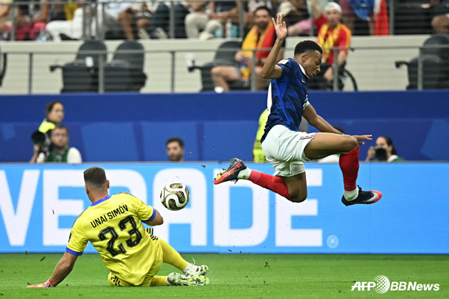 Spanish goalkeeper Unai Simón (left) and Kylian Mbappé. /AFPBBNews=NEWS1