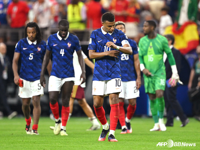 French players, including Kylian Mbappé (center), bow their heads. /AFPBBNews=NEWS1