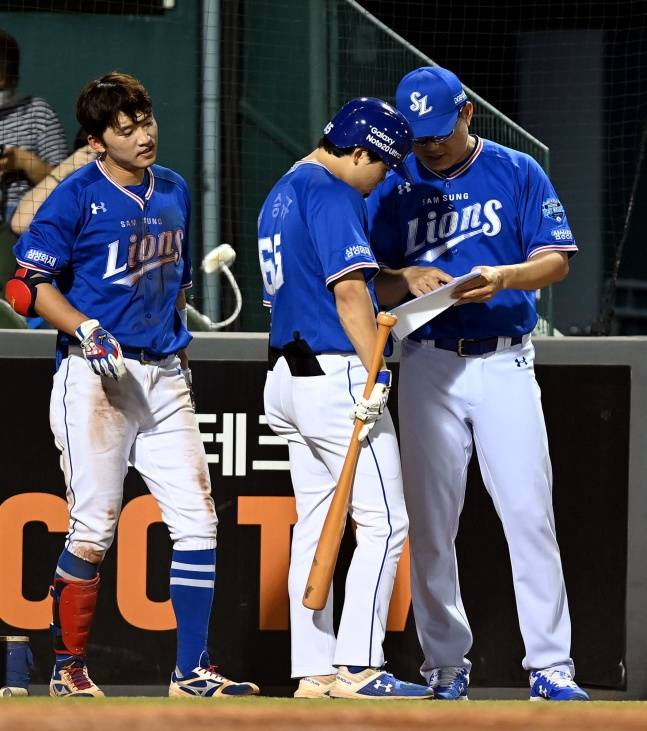 Park Hae-min (left) and Park Seung-gyu (center) during their Samsung days. /Photo=Samsung Lions