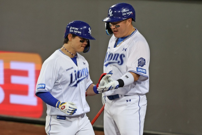 Park Seung-gyu (left) and Choi Hyung-woo during their Samsung days. /Photo=Samsung Lions