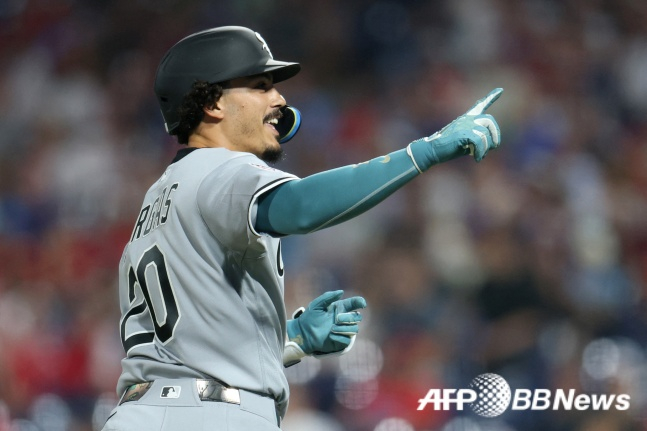 Miguel Vargas của All-Stars đã đánh một cú solo trái vào đầu hiệp 8 của trận All-Star 2026 MLB được tổ chức tại Citizen Bank Park ở Philadelphia, Pennsylvania, Hoa Kỳ vào ngày 15 (giờ Hàn Quốc). /AFPBBNews = Tin tức 1