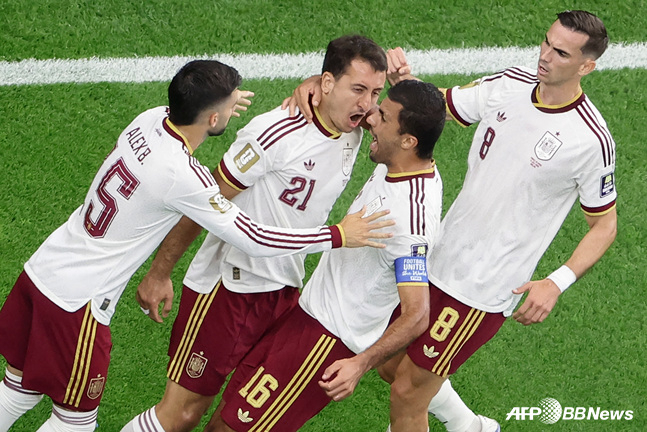 喜ぶスペインサッカー代表チームの選手たち。 /AFPBBNews=ニュース1