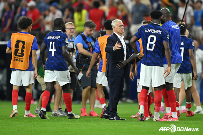 ディディエ·デシャン監督（中央）がフランス代表チームの選手たちを励ましている。 /AFPBBNews=ニュース1