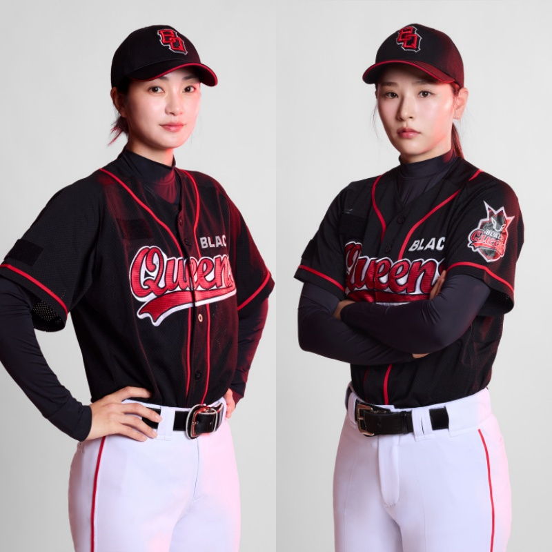「野球女王2」のソンア(左)と朴ハヤンが17日、蚕室(チャムシル)KT戦のLG始球式に出る。 /写真=LGツインズ提供