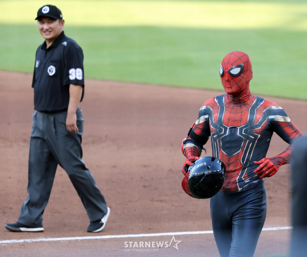ナヌム·オールスターのパク·ヘミンが昨年7月、大田(テジョン)ハンファ生命ボールパークで開かれた2025KBOリーグオールスターゲームで、自分のニックネームのようにスパイダーマンの扮装で登場し、確実な印象を与えている。 2025.07.12./写真=カン·ヨンジョ先任記者