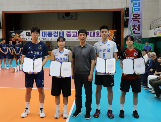 Shin Young-cheol, entrenador de OK Savings Bank (en el centro), entregó el premio al mejor colocador Shin Young-cheol y posó para una foto conmemorativa en la finalización del 59º Torneo Nacional de Voleibol Escolar Secundaria y Preparatoria Presidencial, celebrado el día 13 en el Gimnasio de Deportes Comunitarios Chungbok Okcheon. /foto=Proporcionado por el equipo de voleibol de OK Savings Bank