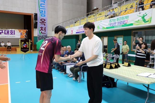 El banco OK Savings Bank, cuyo representante es Jeon Kwang-in (a la derecha), entregó el premio "Atacante Jeon Kwang-in" a Song Eun-woo de la escuela secundaria Sungseong en la finalización del 59º Torneo Nacional de Voleibol para escuelas secundarias y preparatorias "Copa del Presidente", celebrado el día 13 en el Gimnasio de Deportes Comunitarios Chungbok Okcheon. /Foto=Proporcionado por el equipo de voleibol del banco OK Savings Bank