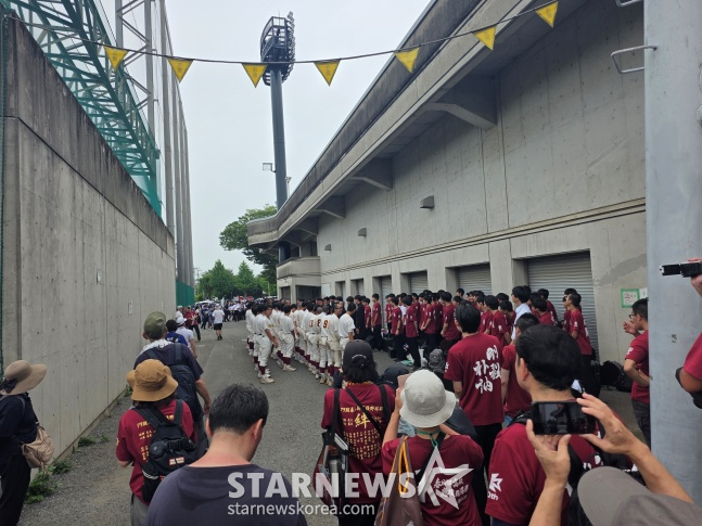 카스카베 고교 야구부원(흰색 유니폼)들이 지난 12일 일본 사이타마현 사이타마시 오미야공원 야구장에서 열린 '제108회 고시엔 2차전 승리 후 응원단에게 직접 감사 인사를 전하고 있다. /사진=김동윤 기자
