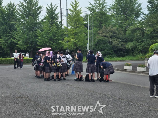 일본 여고생들이 12일 일본 사이타마현 사이타마시 오미야공원 야구장에서 열린 '제108회 고시엔 사이타마현 지역예선에 출전한 모교를 응원하기 위해 모였다. /사진=김동윤 기자
