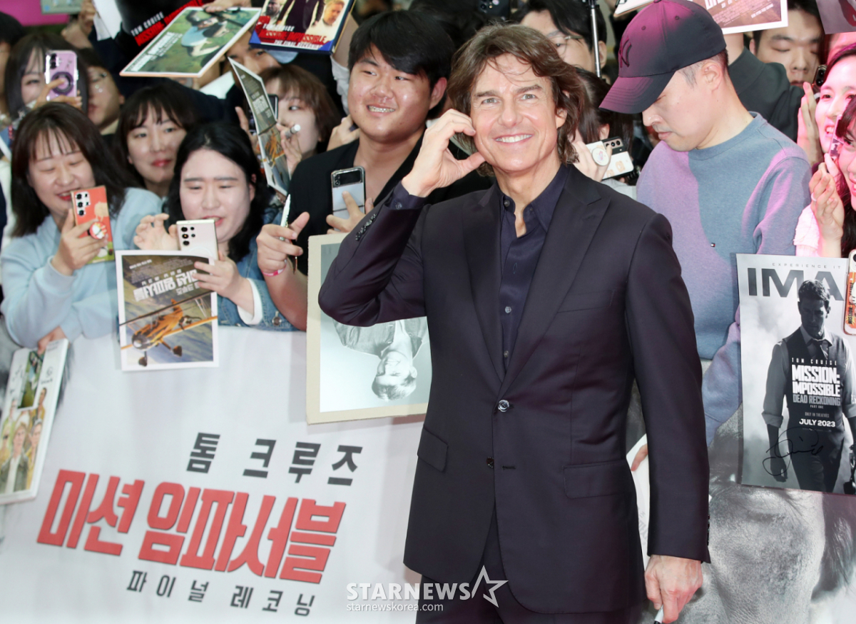 El actor Tom Cruise saludó a los fans el pasado mayo en el evento de alfombra roja de la película 'Misión Imposible: Sentencia Final' celebrado en el Lotte World de Jamsil, distrito de Songpa, Seúl. /foto=reportero Kim Hwi-seon
