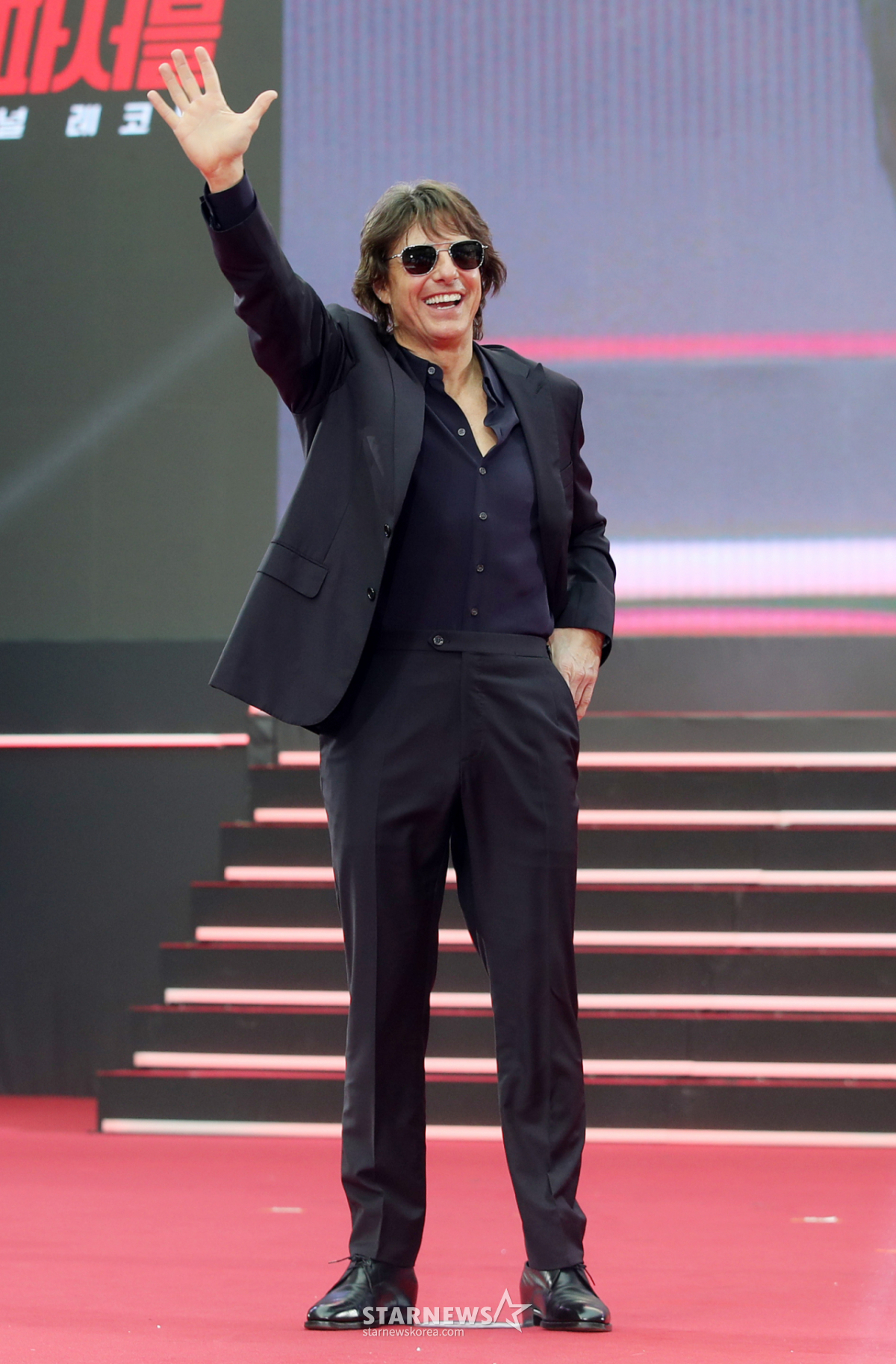 El actor Tom Cruise saludó a los fans el pasado mayo en el evento de alfombra roja de la película 'Misión Imposible: Sentencia Final' celebrado en el Lotte World de Jamsil, distrito de Songpa, Seúl. /Foto=reportero Kim Hwi-seon