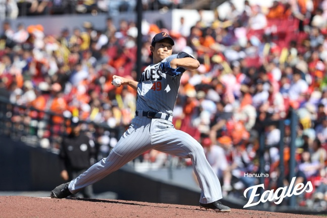 Hanwha's Yoon San-heum pitches during a match against Gwangju KIA on May 5. /Photo=Hanwha Eagles