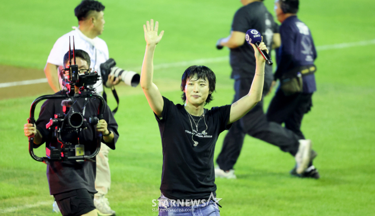 Singer Wooz performed after the bottom of the fifth inning at the '2026 SOL KBO League All-Star Game' held at Jamsil Stadium on the 11th. . 2026.07.11. /Photo=Senior reporter Kang Young-jo