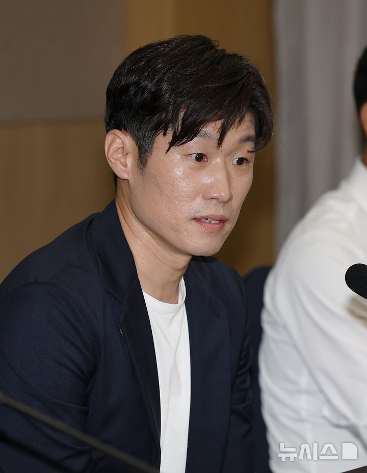 Park Ji-sung, chair of the K-Football Innovation Committee Gong Dong-wi (Director), is seen speaking at the launch ceremony of the committee held in the afternoon of the 6th at Olympic Parktel in Songpa-gu, Seoul. /Photo=NEWSIS