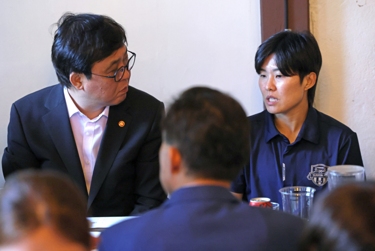 최휘영 문화체육관광부 장관이 15일 경기도 수원의 한 식당에서 열린 수원FC 위민 선수단 격려만찬에서 선수단의 의견을 청취하고 있다. /사진=문화체육관광부 제공