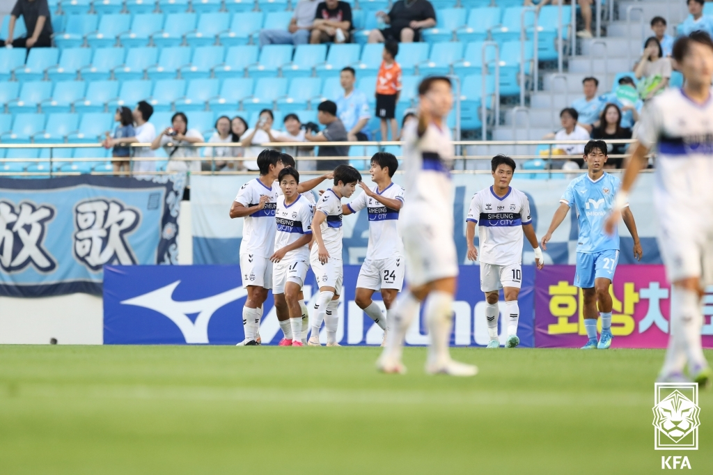 대구FC와 시흥 시민축구단의 경기 장면. 김민성의 골을 축하하는 시흥 선수들. /사진=대한축구협회(KFA) 제공