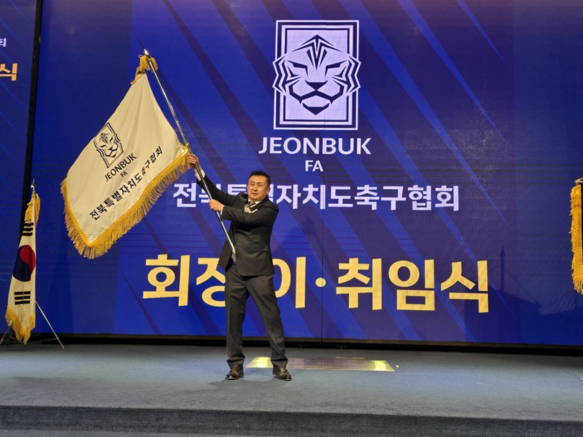 "박지성·이영표가 뭘 안다고 말 함부로 하나" 전북축구협회장 인터뷰 파문... "정몽규 회장은 13년 희생"