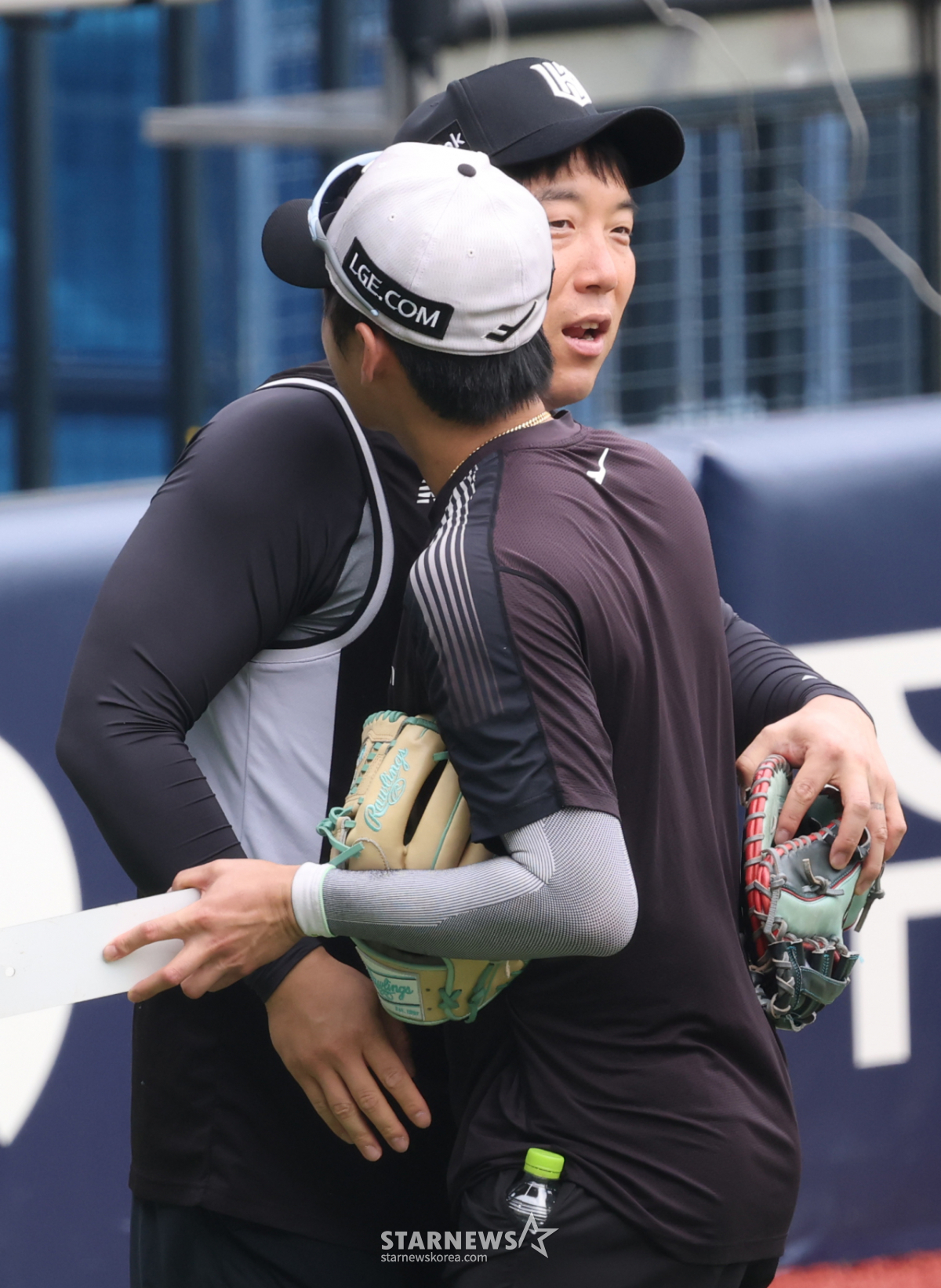 [포토] 김현수, 아무리 더워도 친청팀 후배와 포옹은 해야