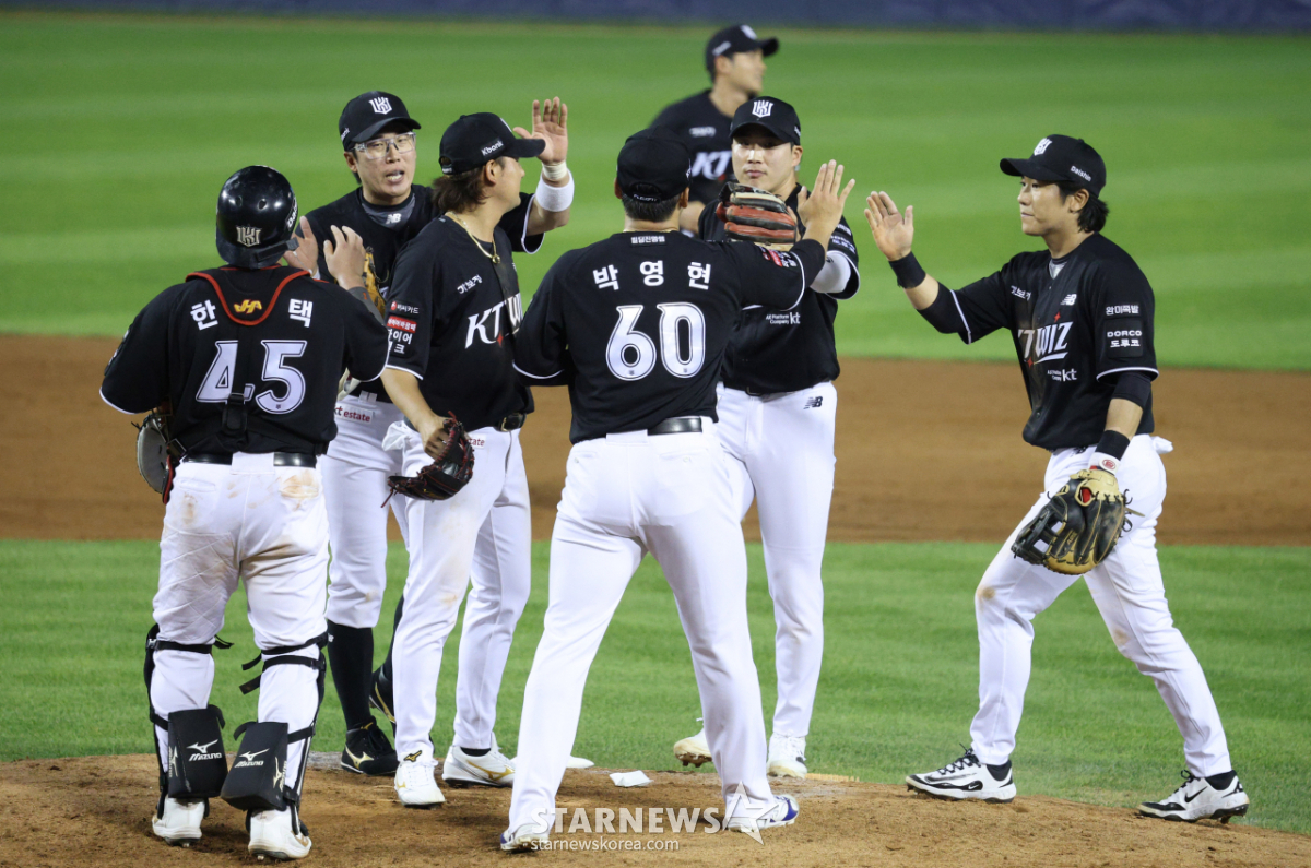[포토] KT, LG에 4-3 역전승 환호