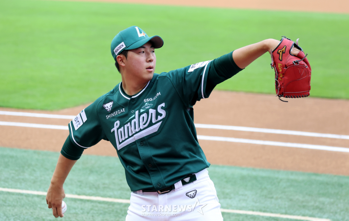 [포토]'어제의 승리를 분위기를 살려' 선발준비중인 김민준