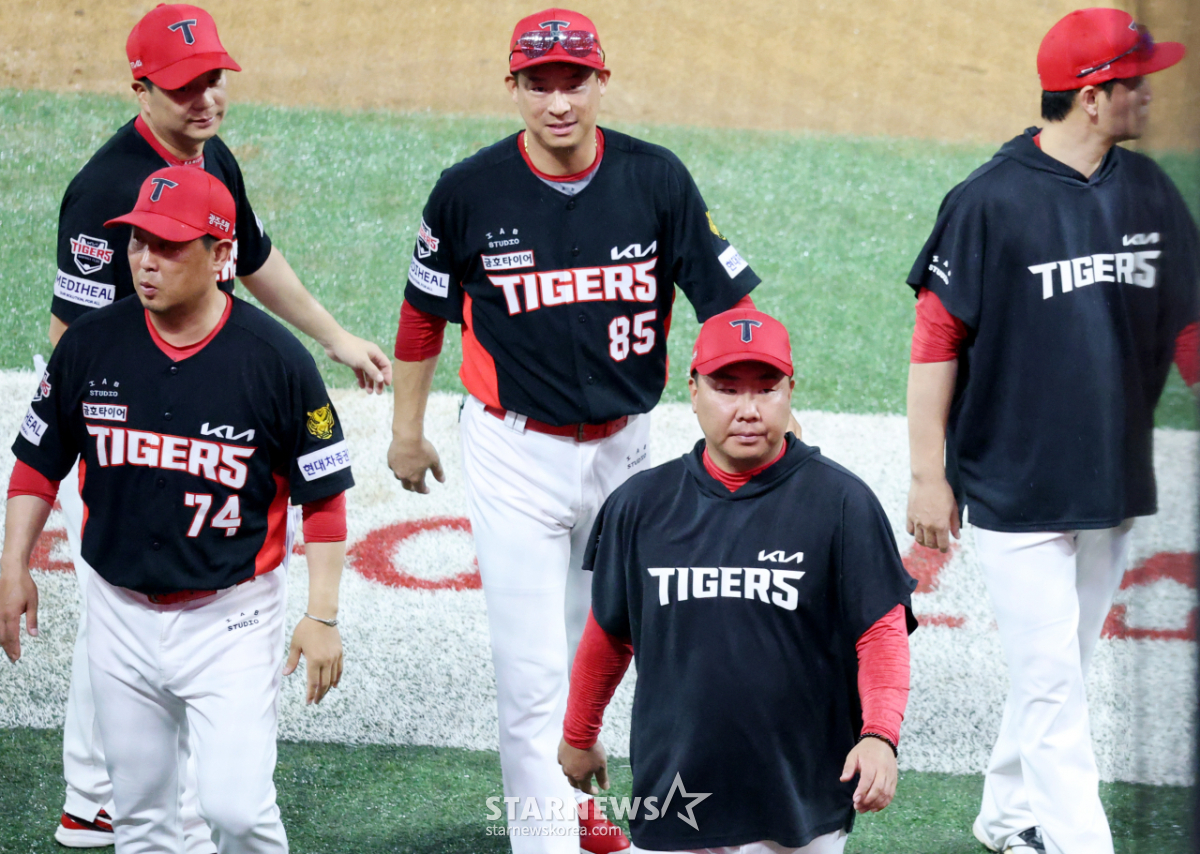 [포토]'6-3 승리한 기아' 퇴장하는 이범호 감독
