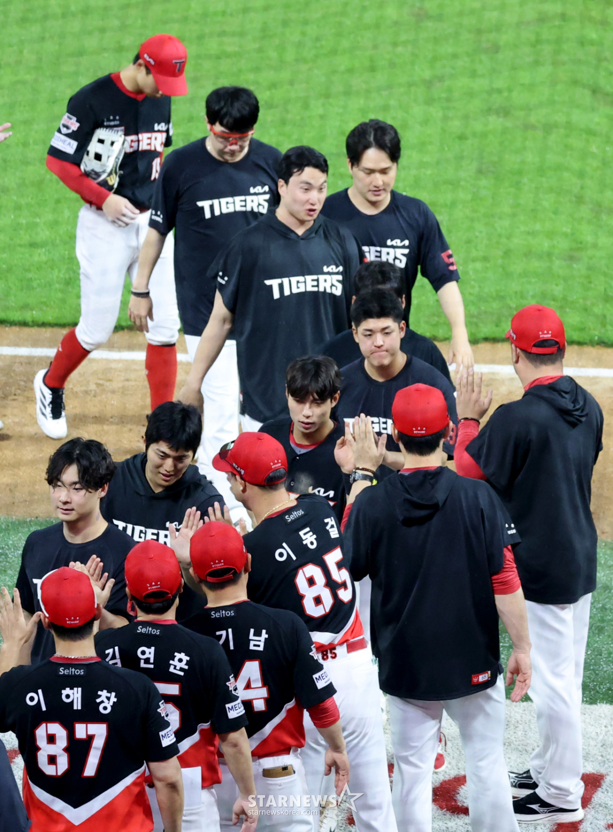 [포토]'이범호 감독과 자축' 선발 시라카와