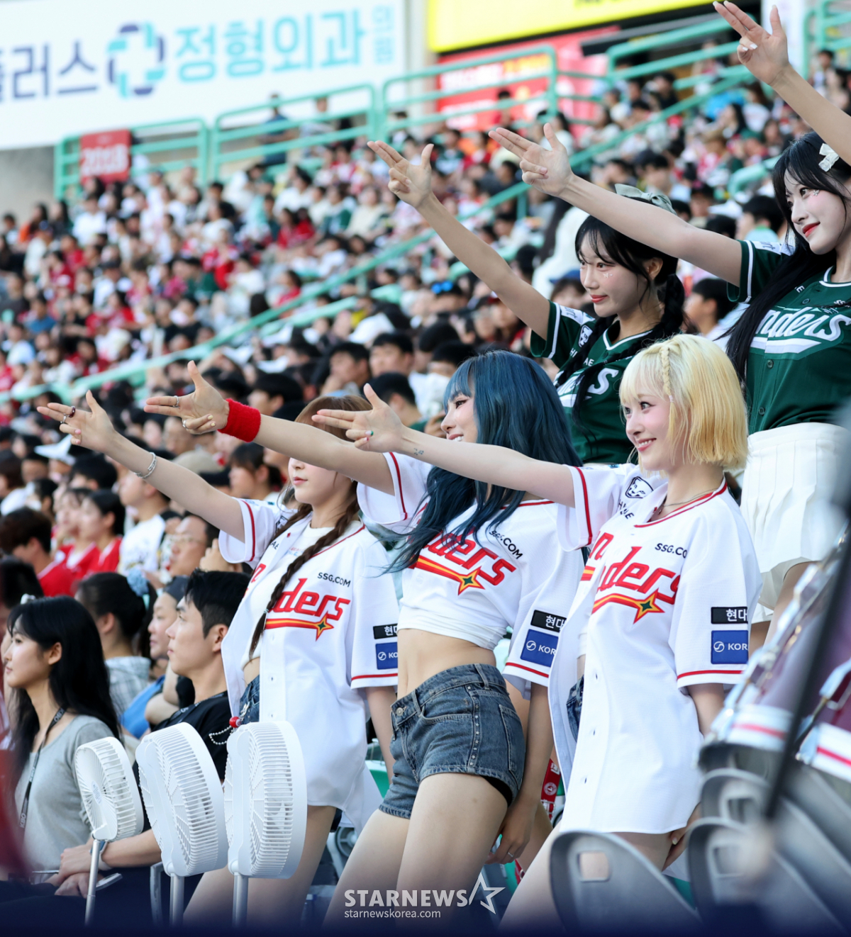 [포토]'그냥 갈 수 없었죠!' 랜더스치어리더들과 함께 아웃송하는 퀸즈아이 서빈과 원채